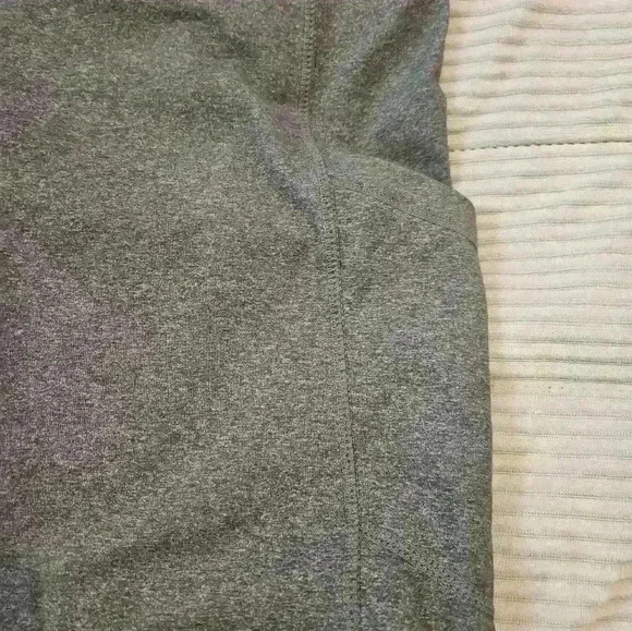 Lululemon Gray/Black Capri leggings. Size 6 - Picture 4 of 7